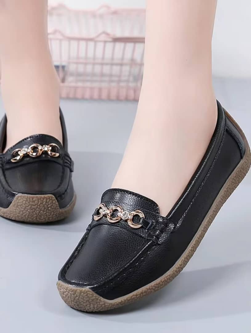 ELEGANT BLACK LOAFERS WITH GOLD CHAIN